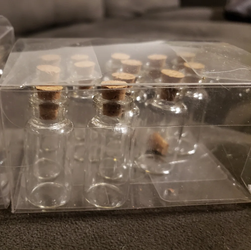 Small cork topped glass jars with extras - Picture 4 of 7